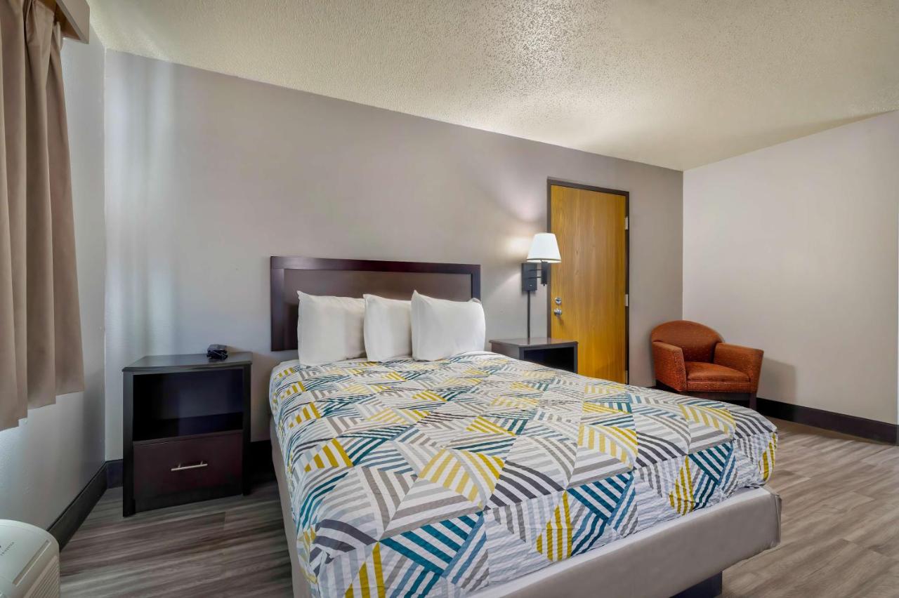 Deluxe Double Room - Non-Smoking at Motel 6 Stuart, IA