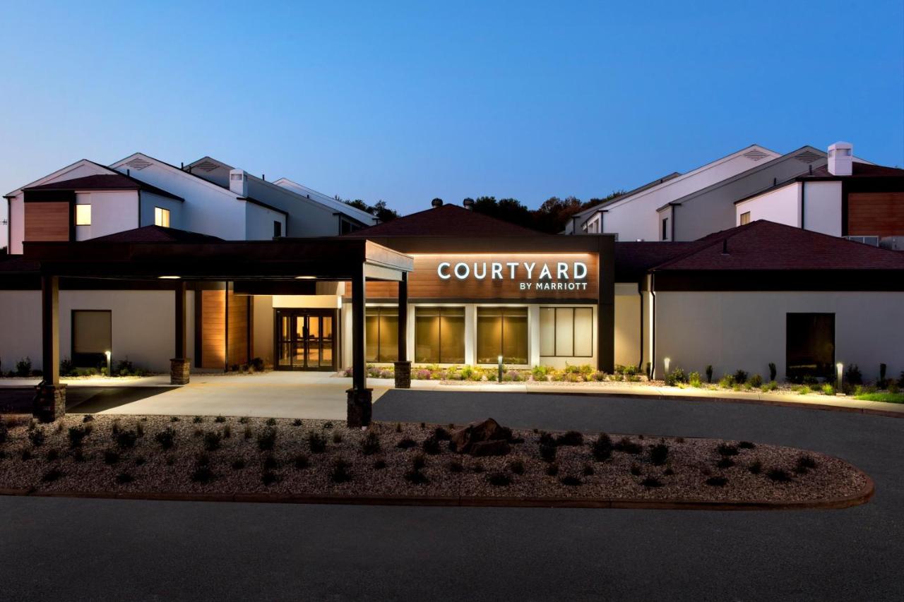 | Courtyard by Marriott New Haven Wallingford