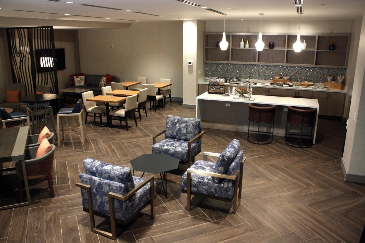 Tower level, Guest room, 1 King at Atlanta Marriott Perimeter Center