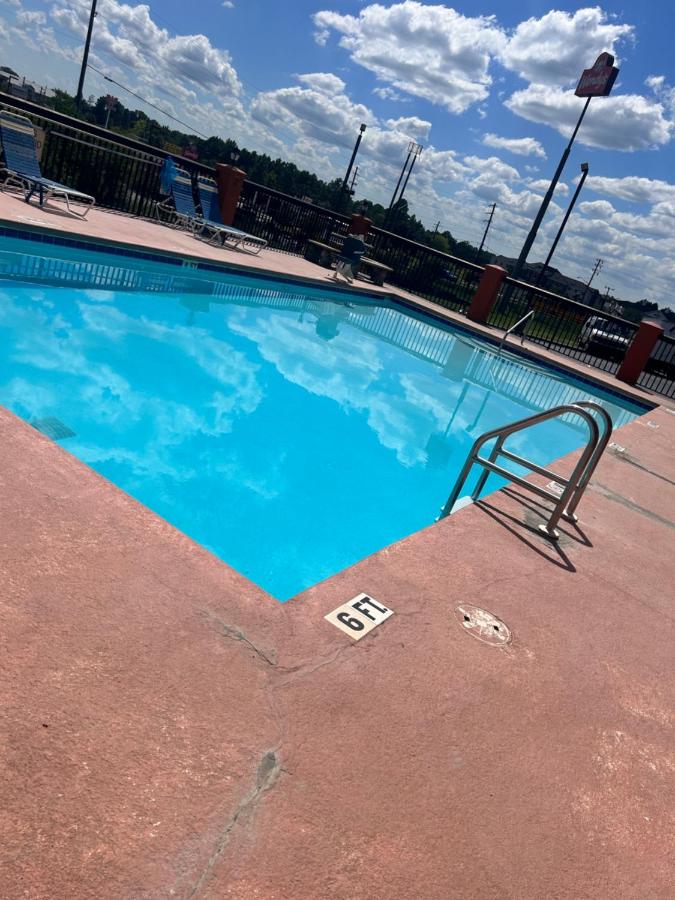 | Home Town Inn & Suites