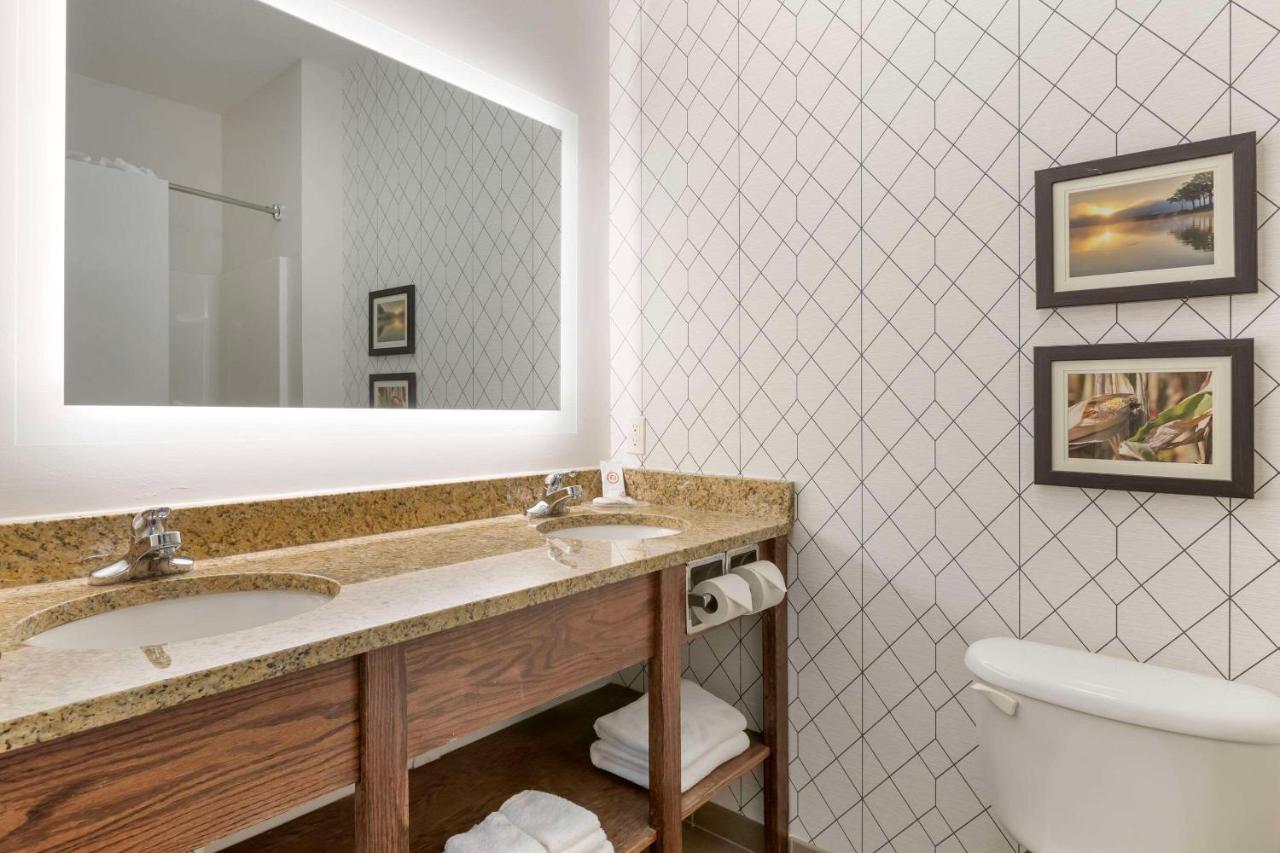 King Suite at Comfort Inn & Suites Davenport - Quad Cities