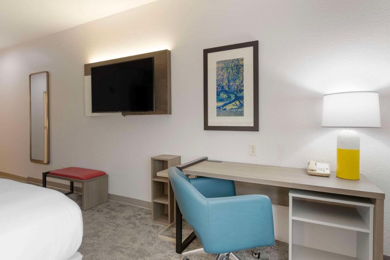 King Room with Roll-In Shower - Accessible/Non-Smoking at Comfort Inn & Suites Davenport - Quad Cities