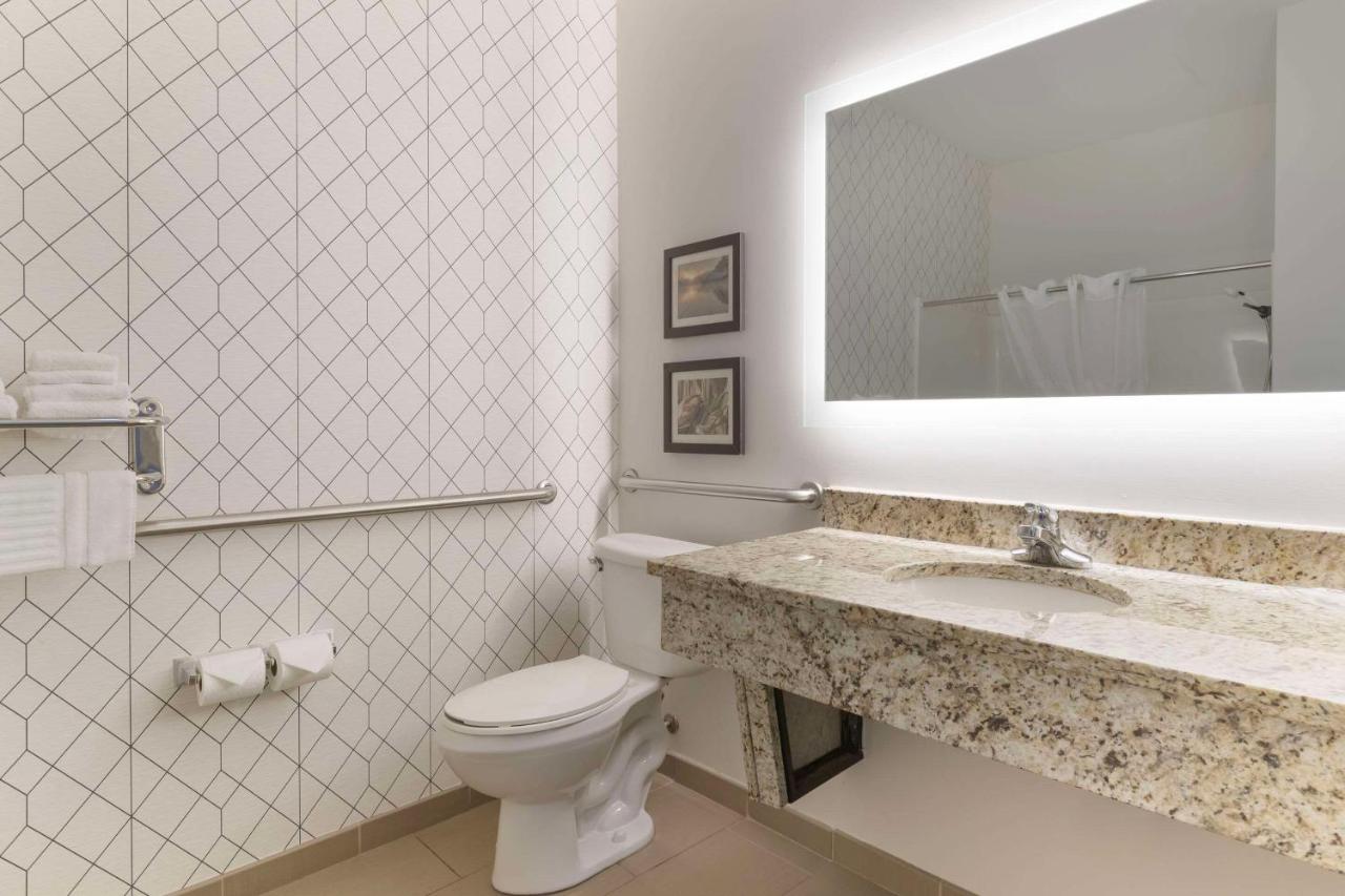 King Room with Roll-In Shower - Accessible/Non-Smoking at Comfort Inn & Suites Davenport - Quad Cities