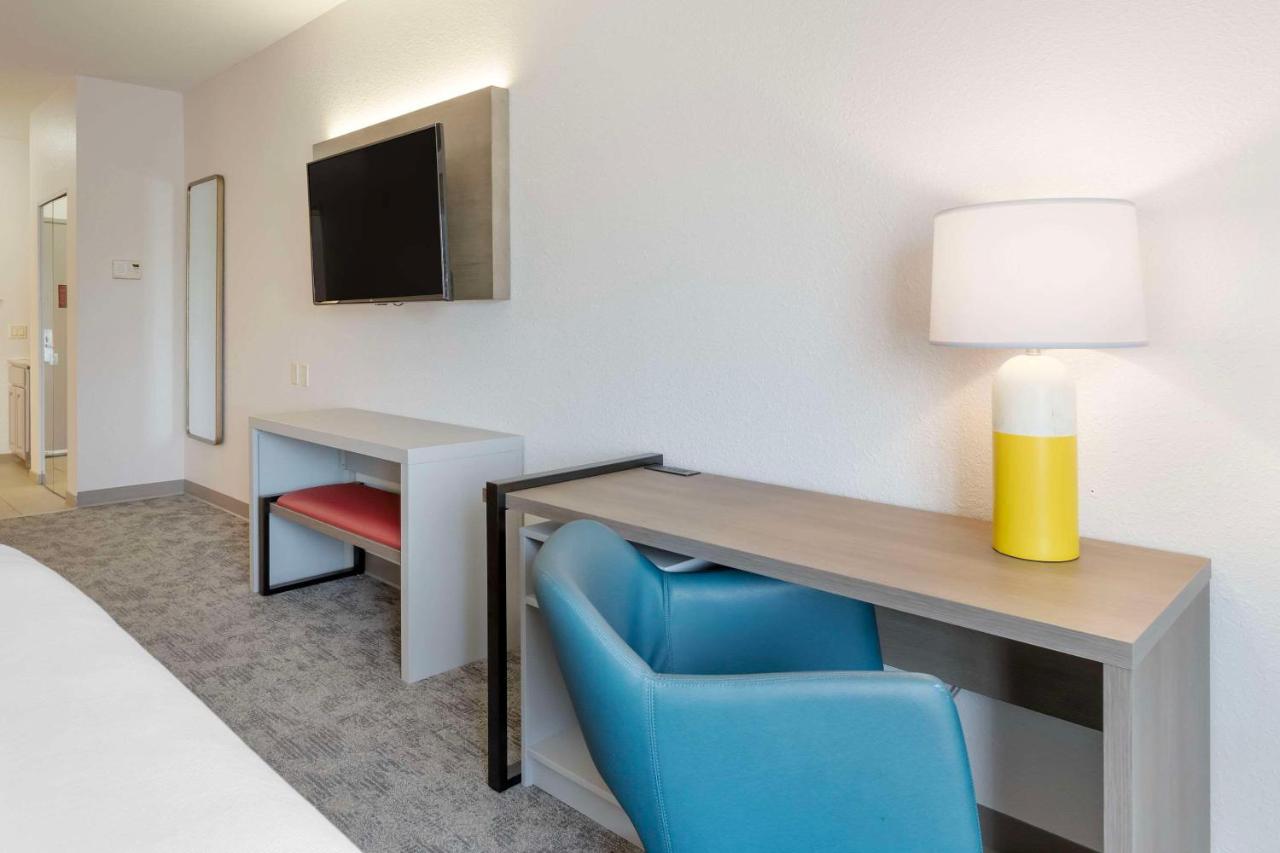 King Suite at Comfort Inn & Suites Davenport - Quad Cities
