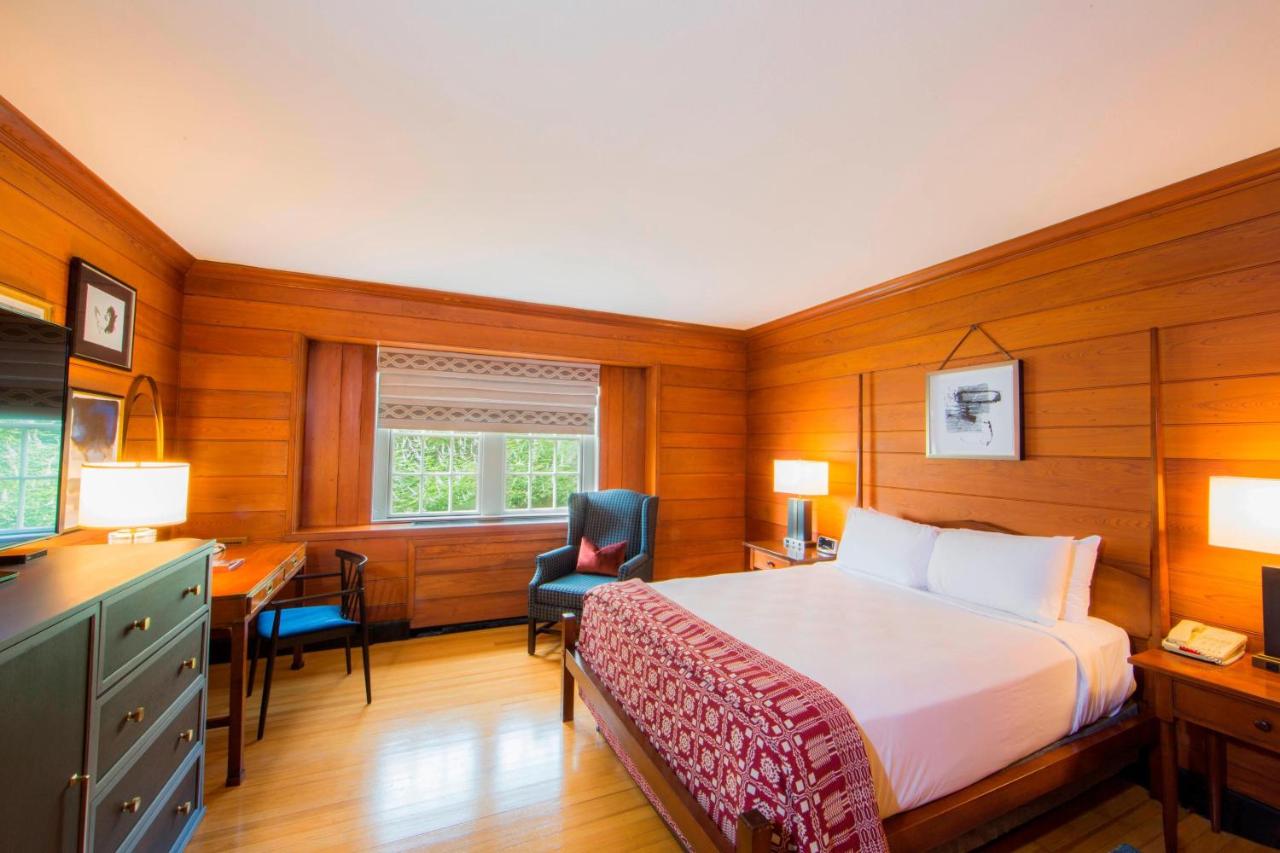 Standard Queen Room at Williamsburg Lodge, Autograph Collection