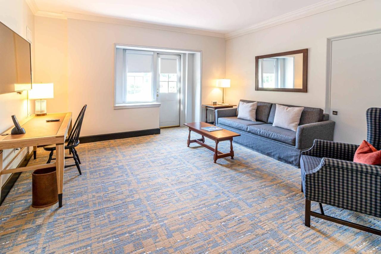 Standard King Room at Williamsburg Lodge, Autograph Collection