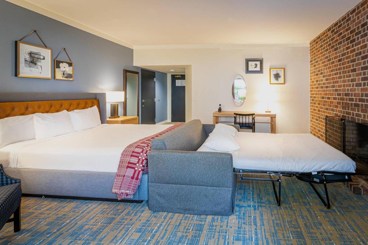 Premium King Room at Williamsburg Lodge, Autograph Collection