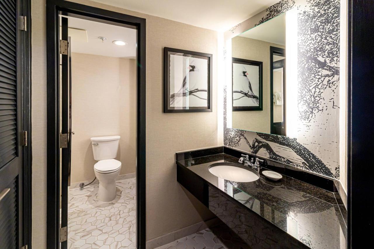 Premium Queen Room with Balcony at Williamsburg Lodge, Autograph Collection