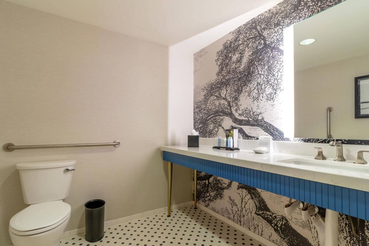 Deluxe King Room at Williamsburg Lodge, Autograph Collection