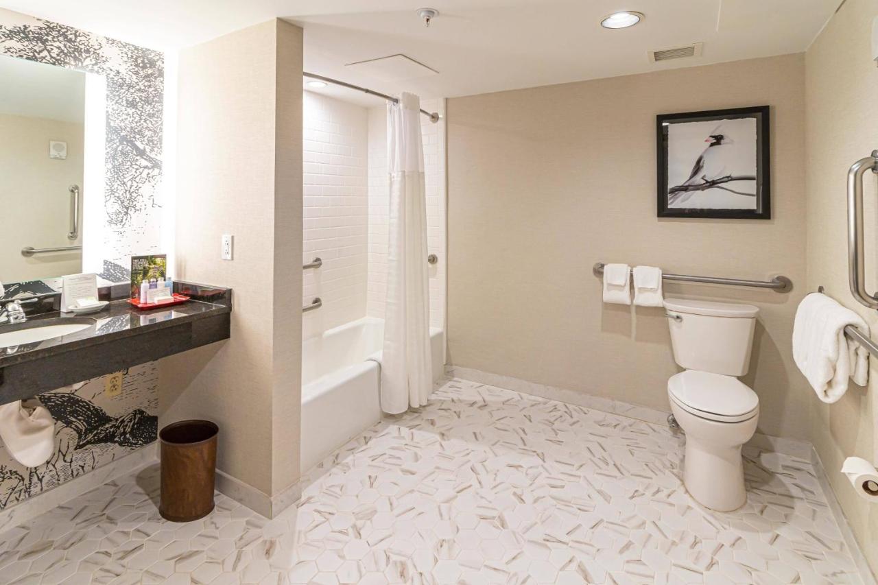Premium King Room with Balcony at Williamsburg Lodge, Autograph Collection