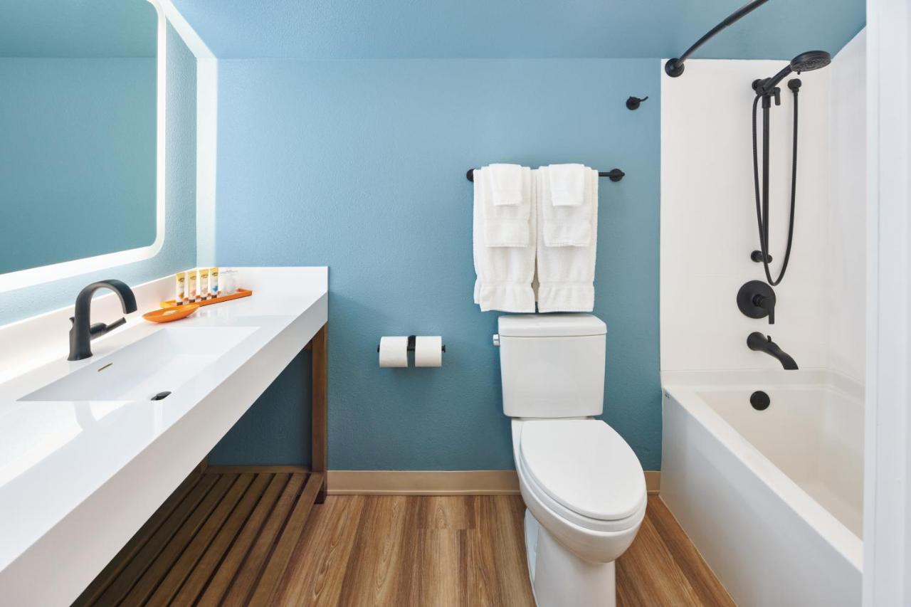Deluxe Garden View with Kitchenette at Kauai Shores Hotel