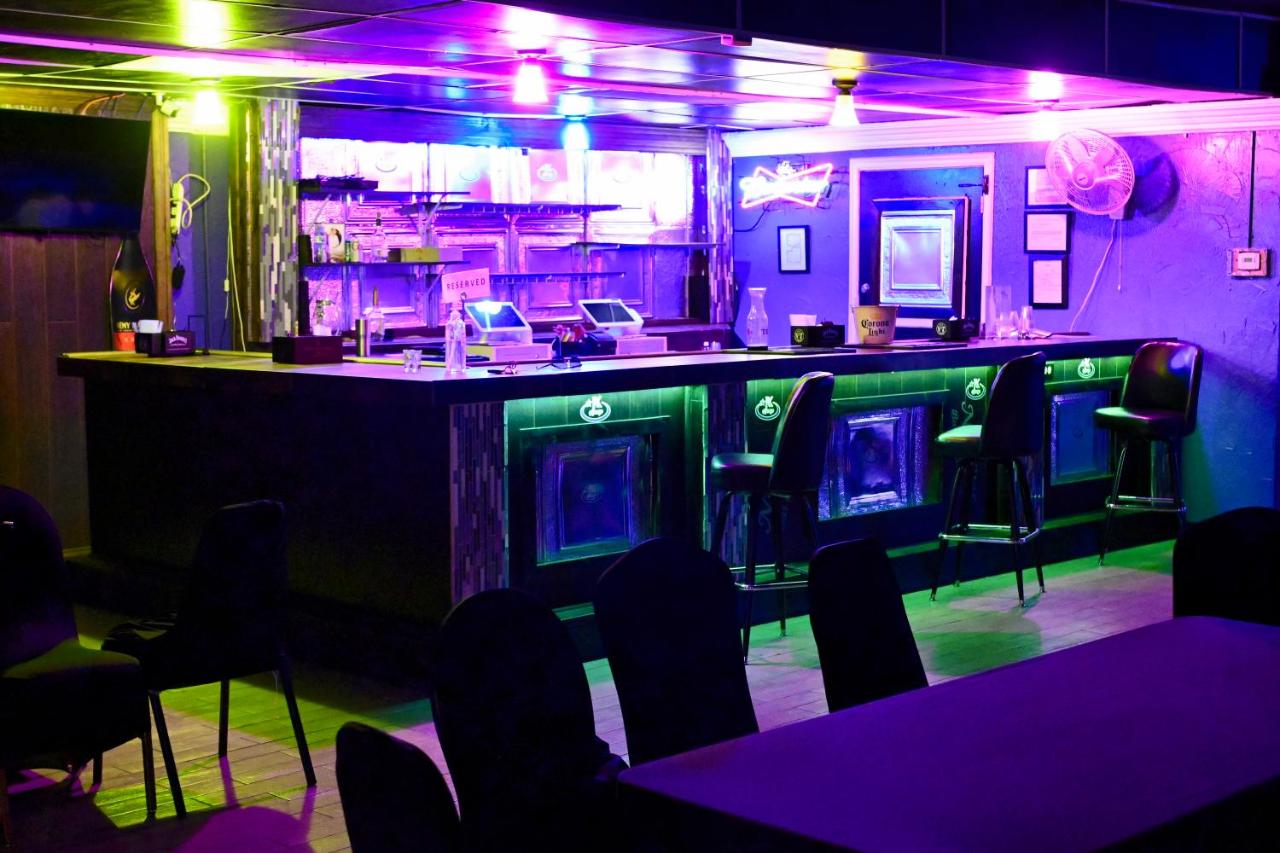 | R Nite Star Inn and Suites -Home of the Cowboys & Rangers