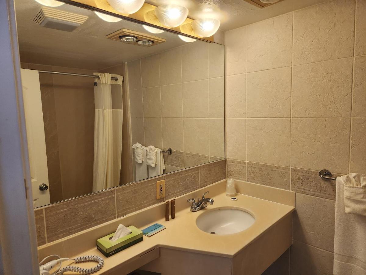 | Hyannis Travel Inn