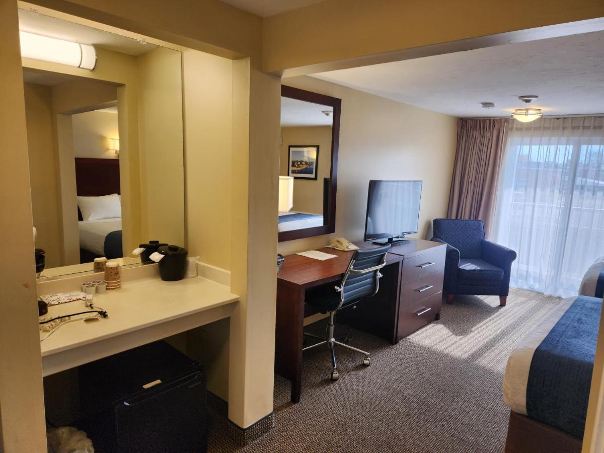 | Hyannis Travel Inn
