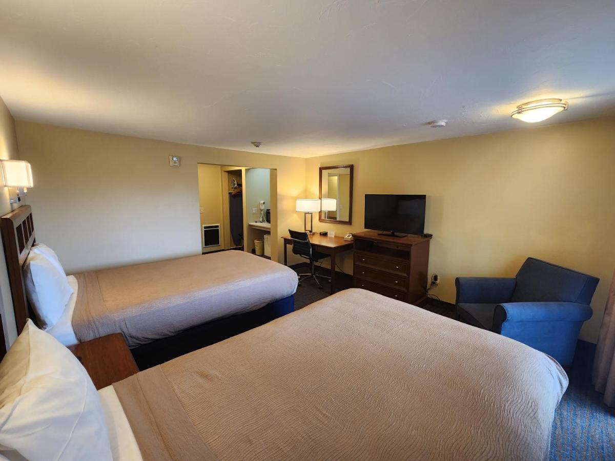 | Hyannis Travel Inn