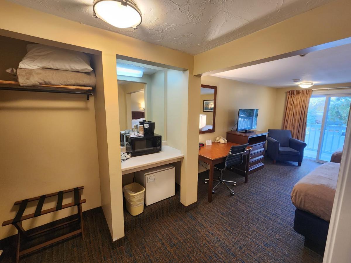 | Hyannis Travel Inn