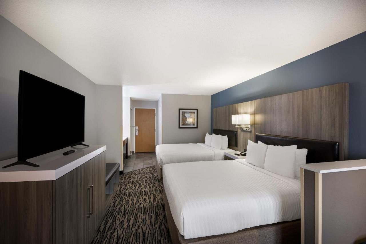 Queen Room with Two Queen Beds at Best Western Plus Mountain View Auburn Inn