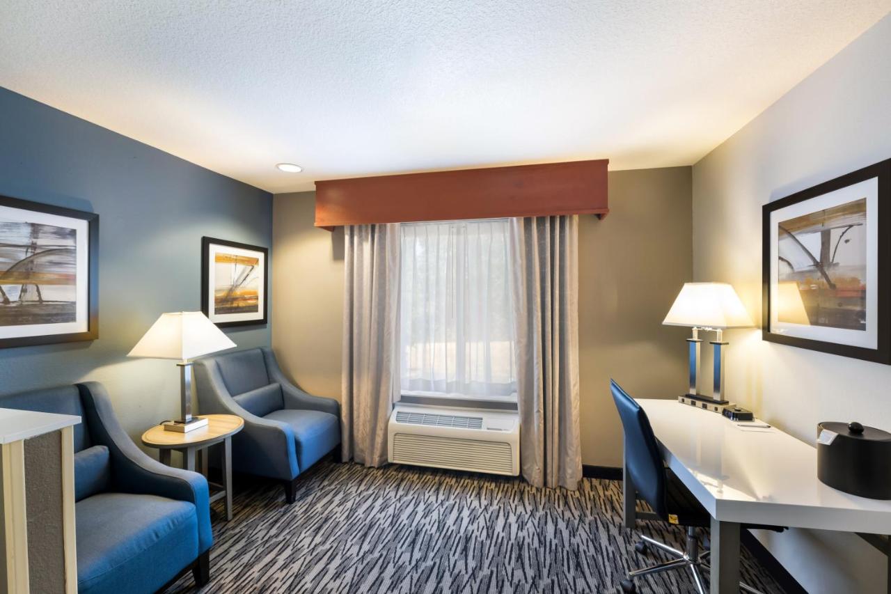 Queen Room with Two Queen Beds at Best Western Plus Mountain View Auburn Inn