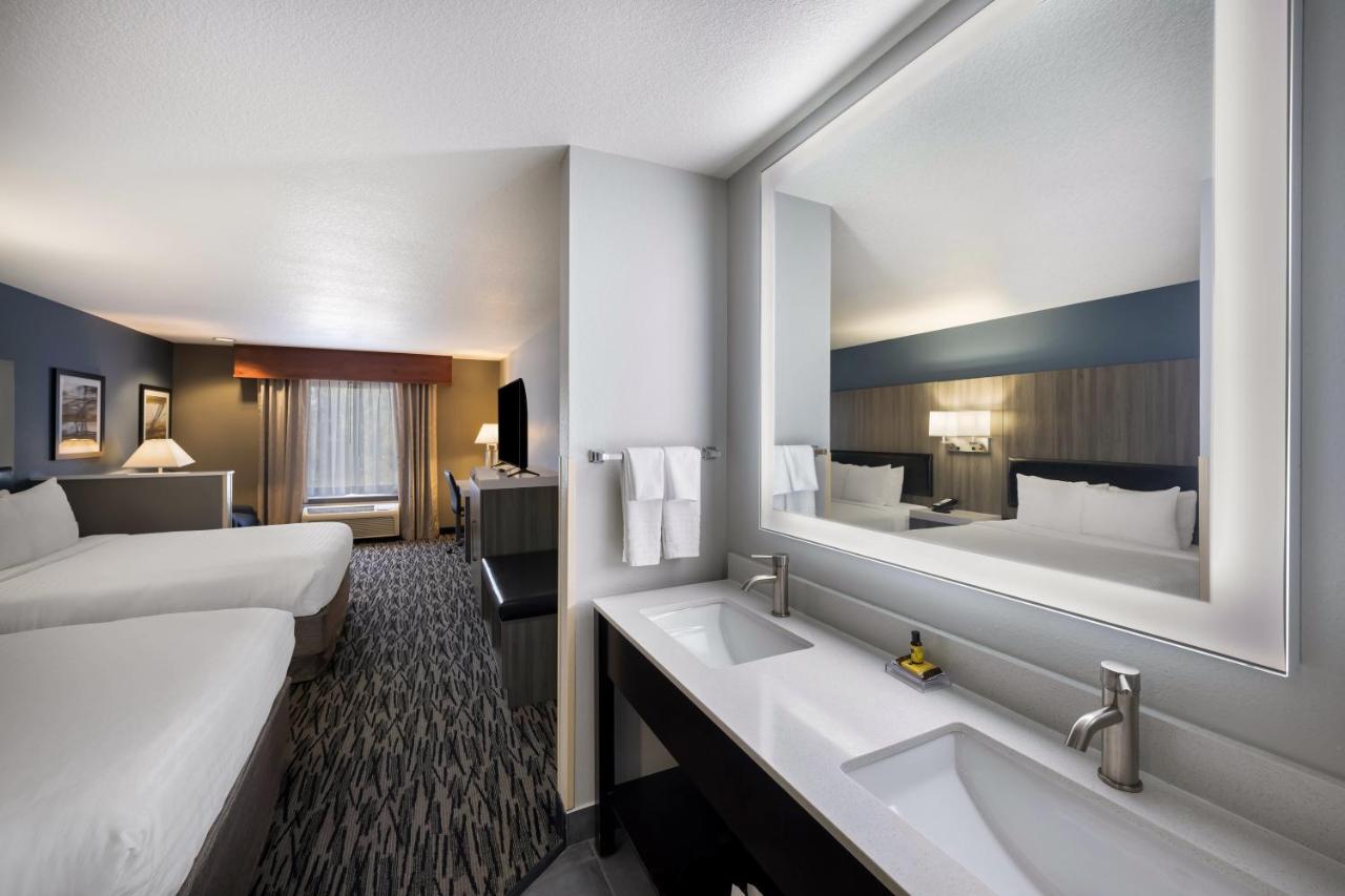 Queen Room with Two Queen Beds at Best Western Plus Mountain View Auburn Inn