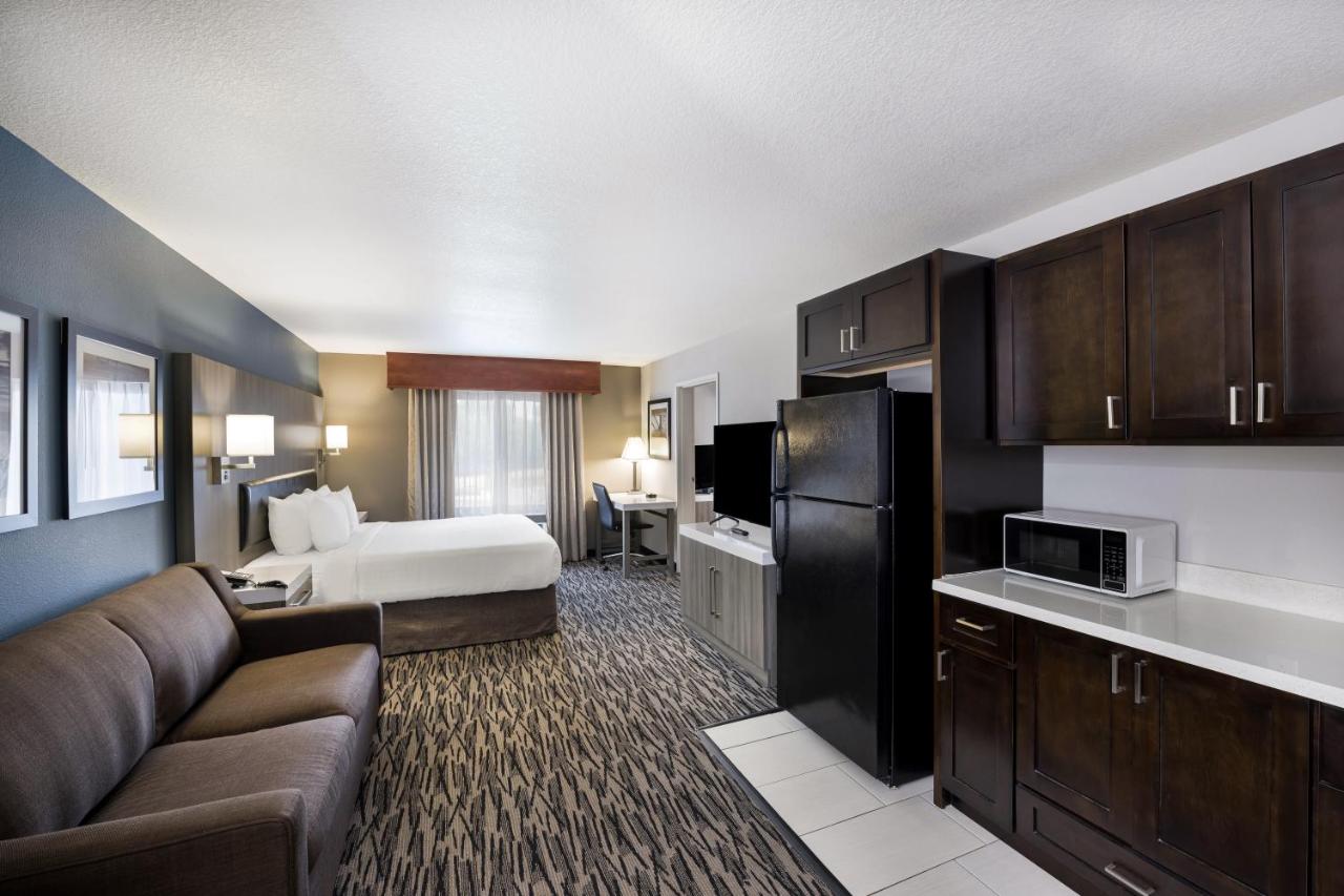 King Room with Two King Beds with Kitchenette Non Smoking at Best Western Plus Mountain View Auburn Inn