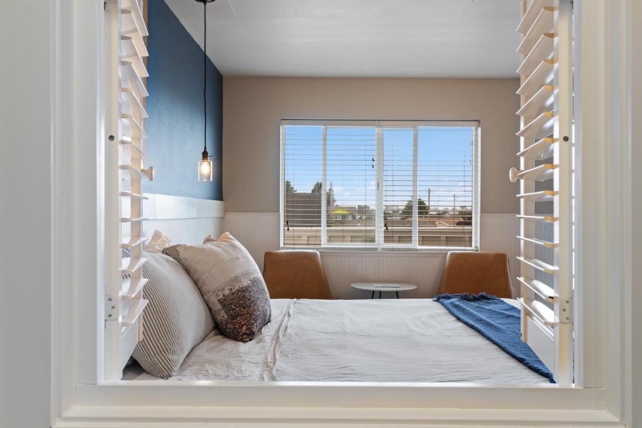 King Suite with Spa Bath - Adults Only at Boardwalk Cottages
