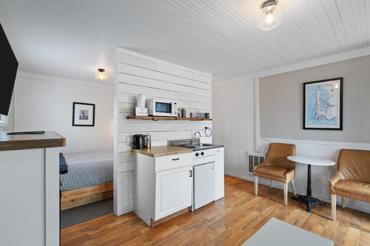 Suite with Kitchenette at Boardwalk Cottages