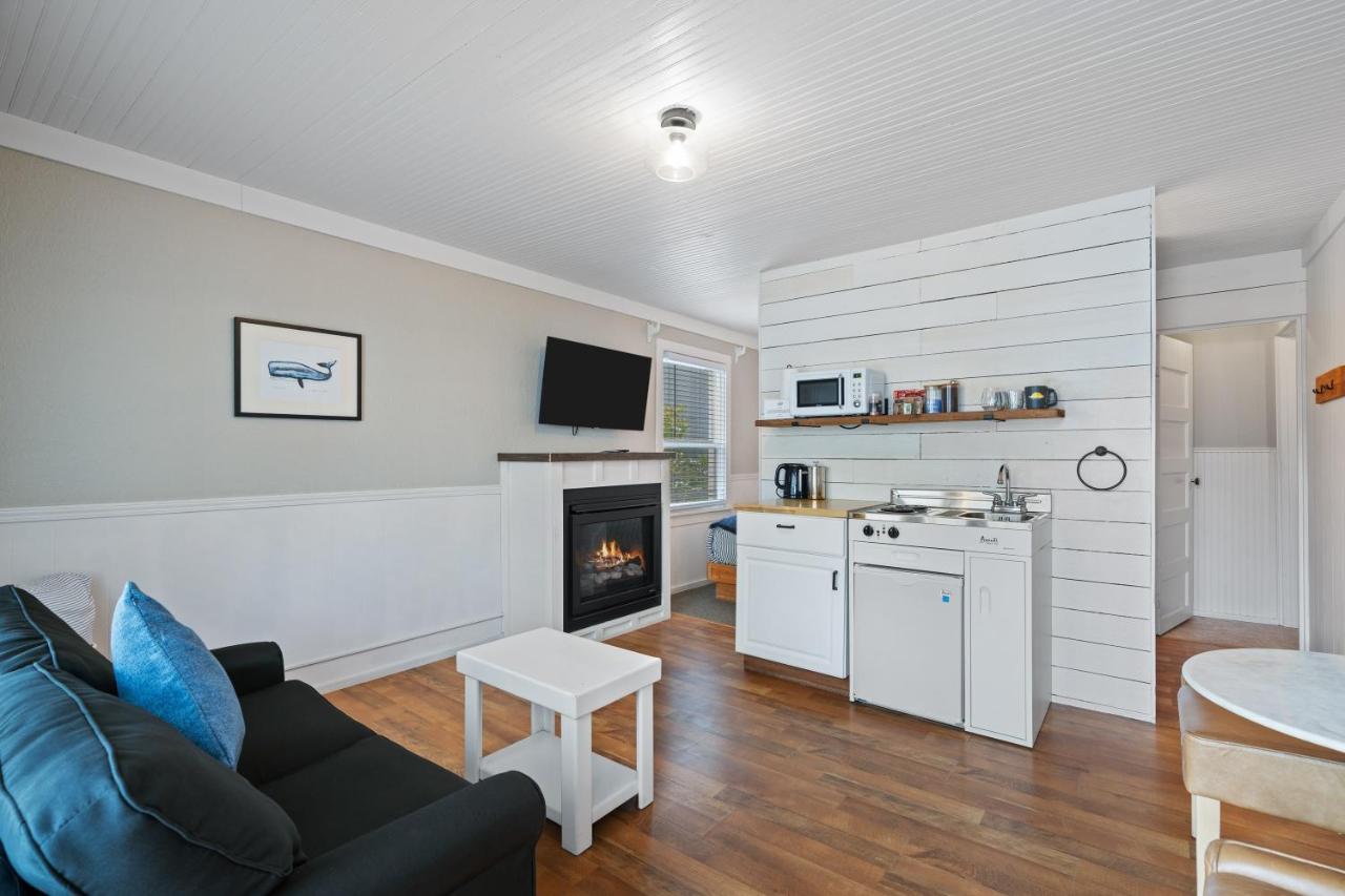 Suite with Kitchenette at Boardwalk Cottages