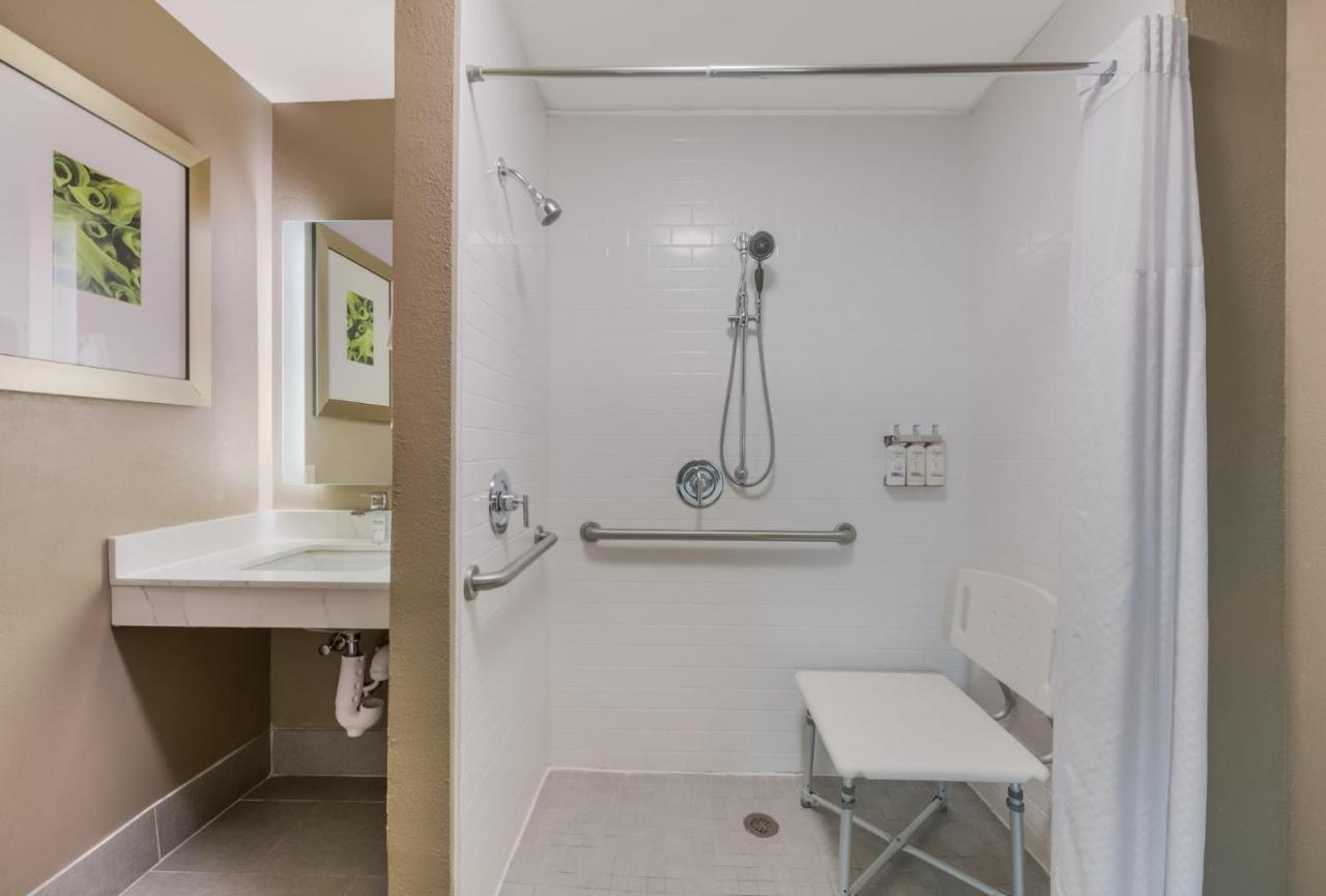 Queen Studio Suite with Hearing Accessible Roll in Shower - Non-Smoking at Staybridge Suites Chesapeake by IHG
