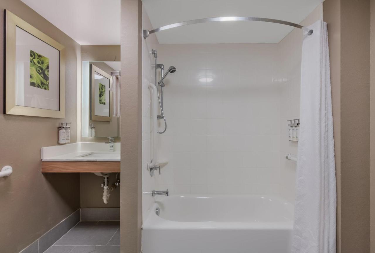 Queen Studio Suite - Mobility Acces Tub/Non-Smoking at Staybridge Suites Chesapeake by IHG
