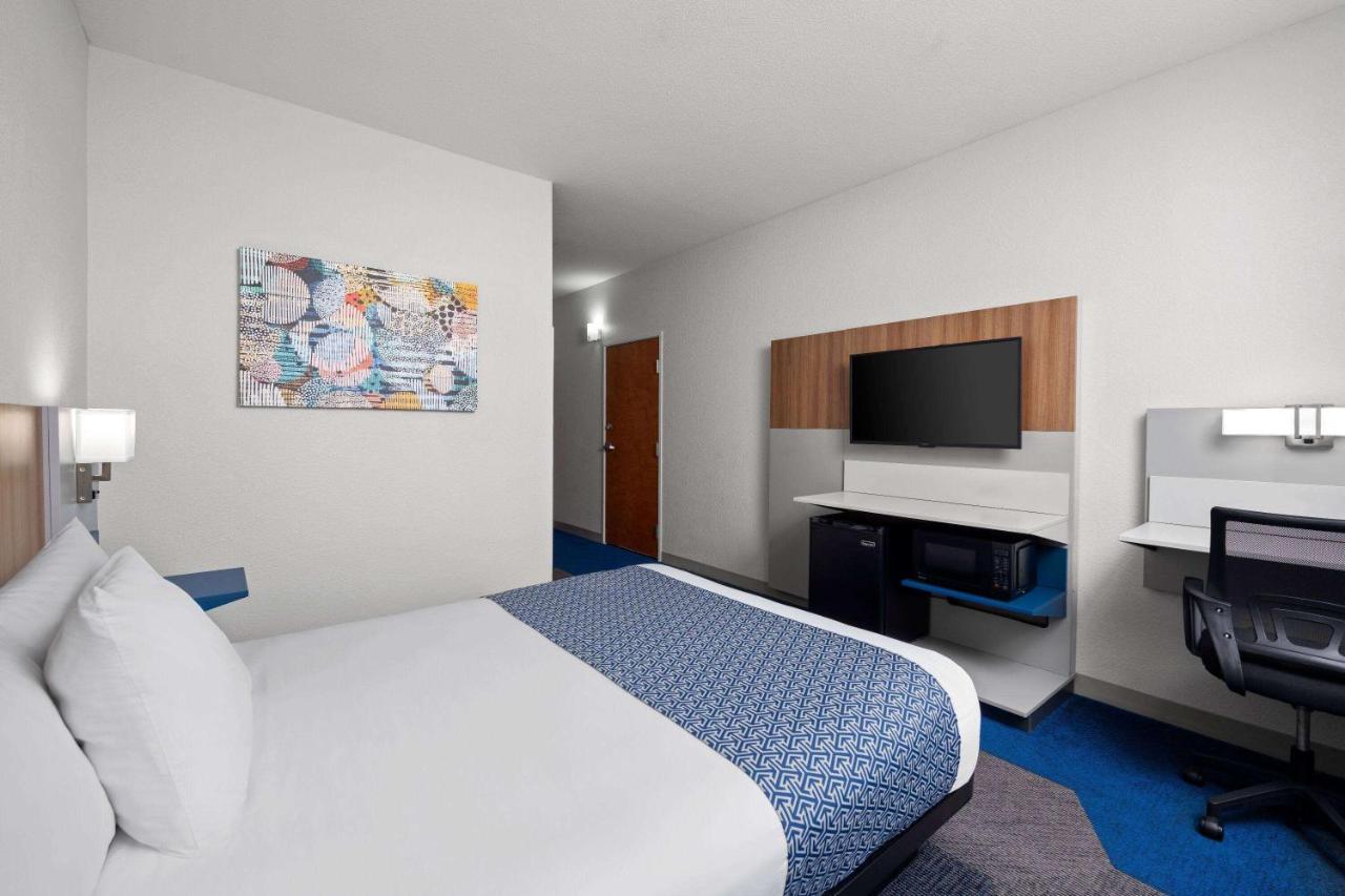 Queen Room - Non-Smoking at Microtel Inn & Suites by Wyndham Houma