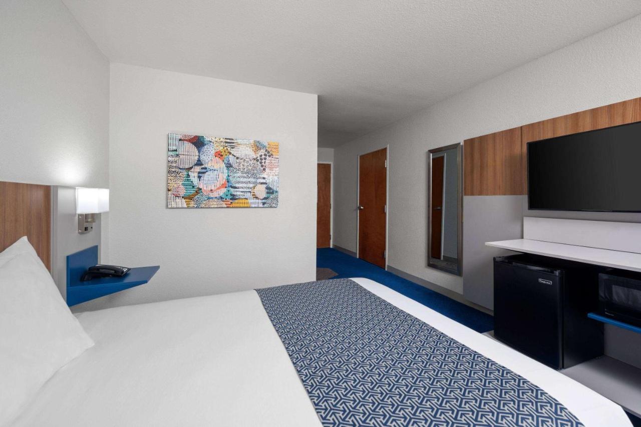 Queen Room - Disability Access/Non-Smoking at Microtel Inn & Suites by Wyndham Houma