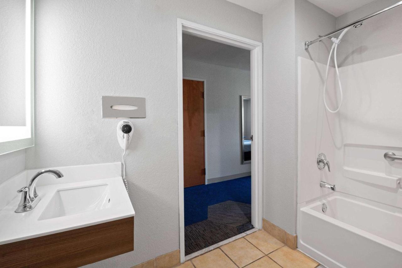 Queen Suite with Mobility Access - Non-Smoking at Microtel Inn & Suites by Wyndham Houma