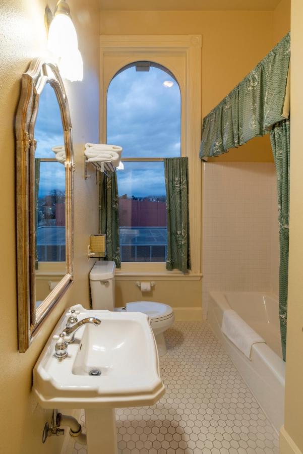 Deluxe Double Room at Geiser Grand Hotel