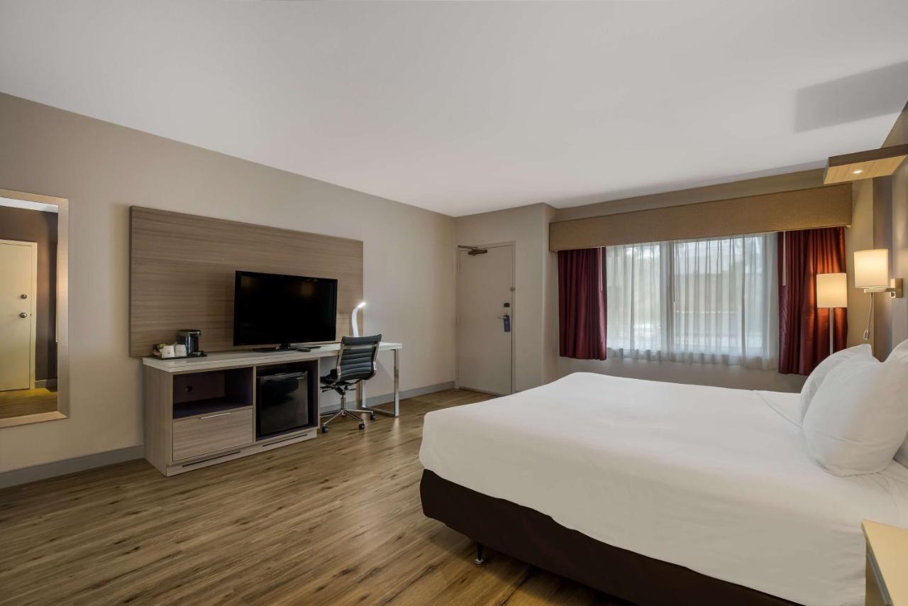 King Room with Walk-In Shower - Disability Access/Non-Smoking at Best Western Diamond Bar Hotel & Suites