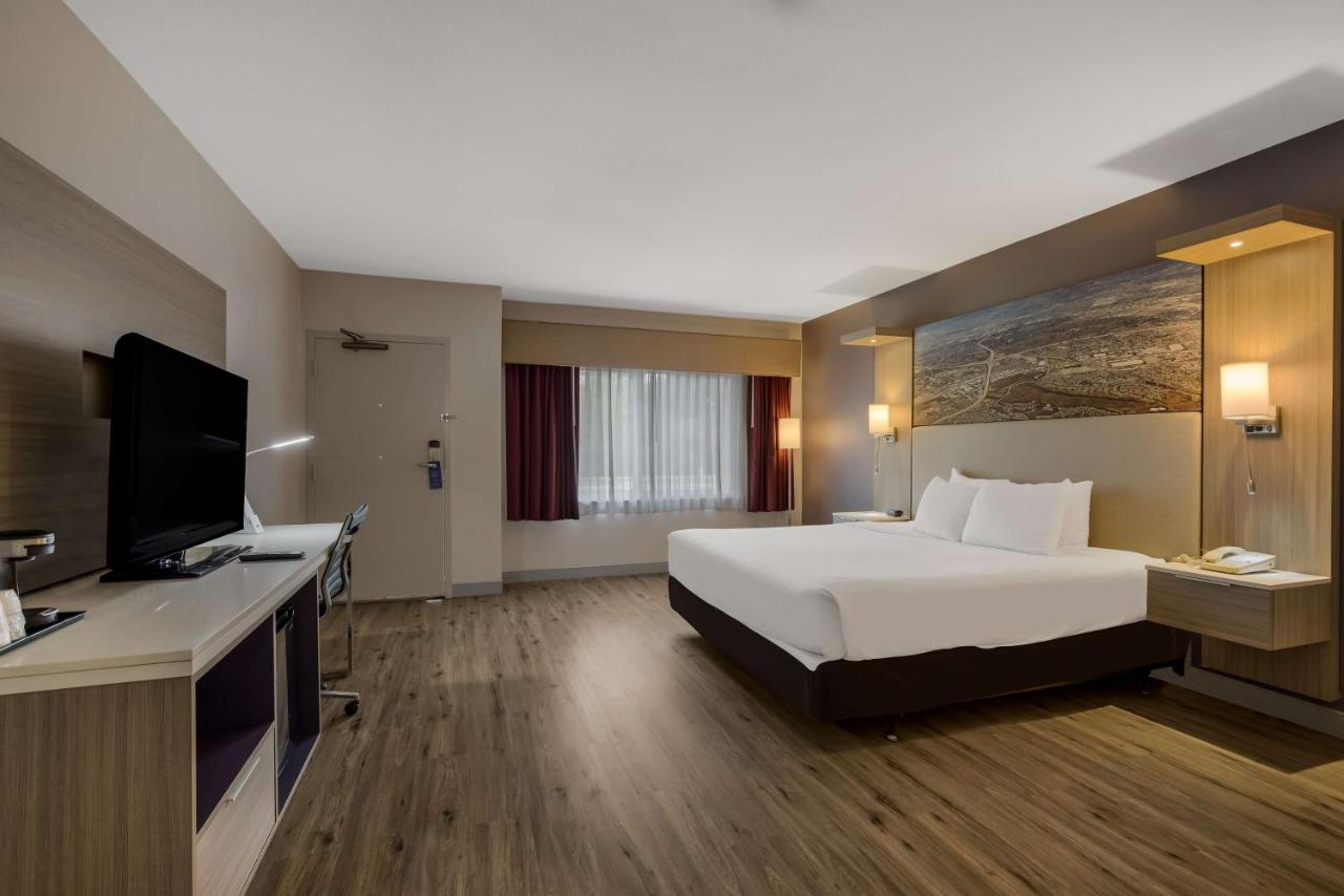 King Room with Walk-In Shower - Disability Access/Non-Smoking at Best Western Diamond Bar Hotel & Suites