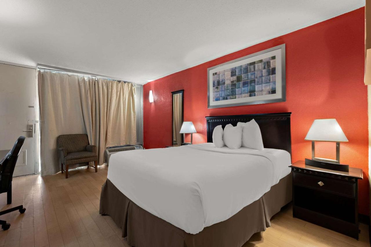 Queen Room - Accessible/Non Smoking at Quality Inn Wayne - Fairfield Area