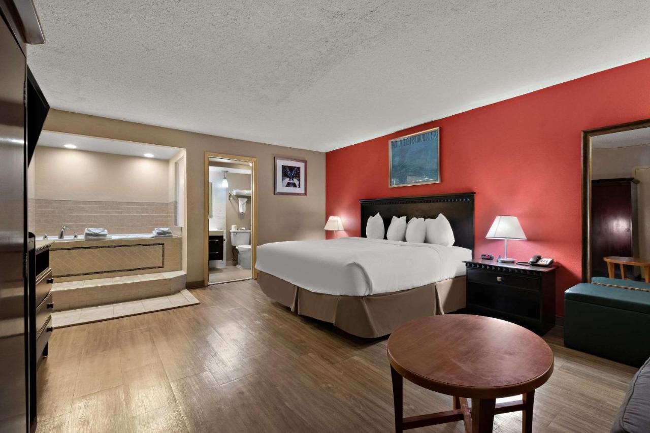 King Room In-Room with Whrilpool - Non Smoking at Quality Inn Wayne - Fairfield Area