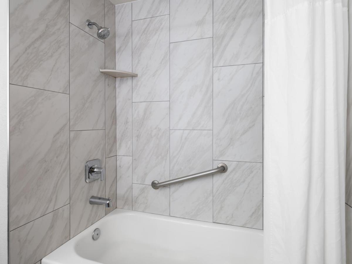 1 King Bed, Mobility Accessible Room, Bath Tub w/ Grab Bar, Non-Smoking at La Quinta Inn & Suites by Wyndham Pocatello
