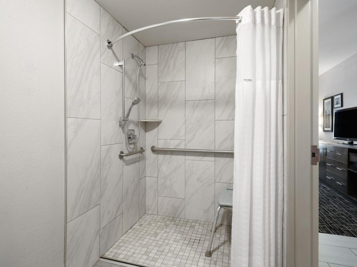 1 King Bed, Mobility Accessible Room, Bath Tub w/ Grab Bar, Non-Smoking at La Quinta Inn & Suites by Wyndham Pocatello