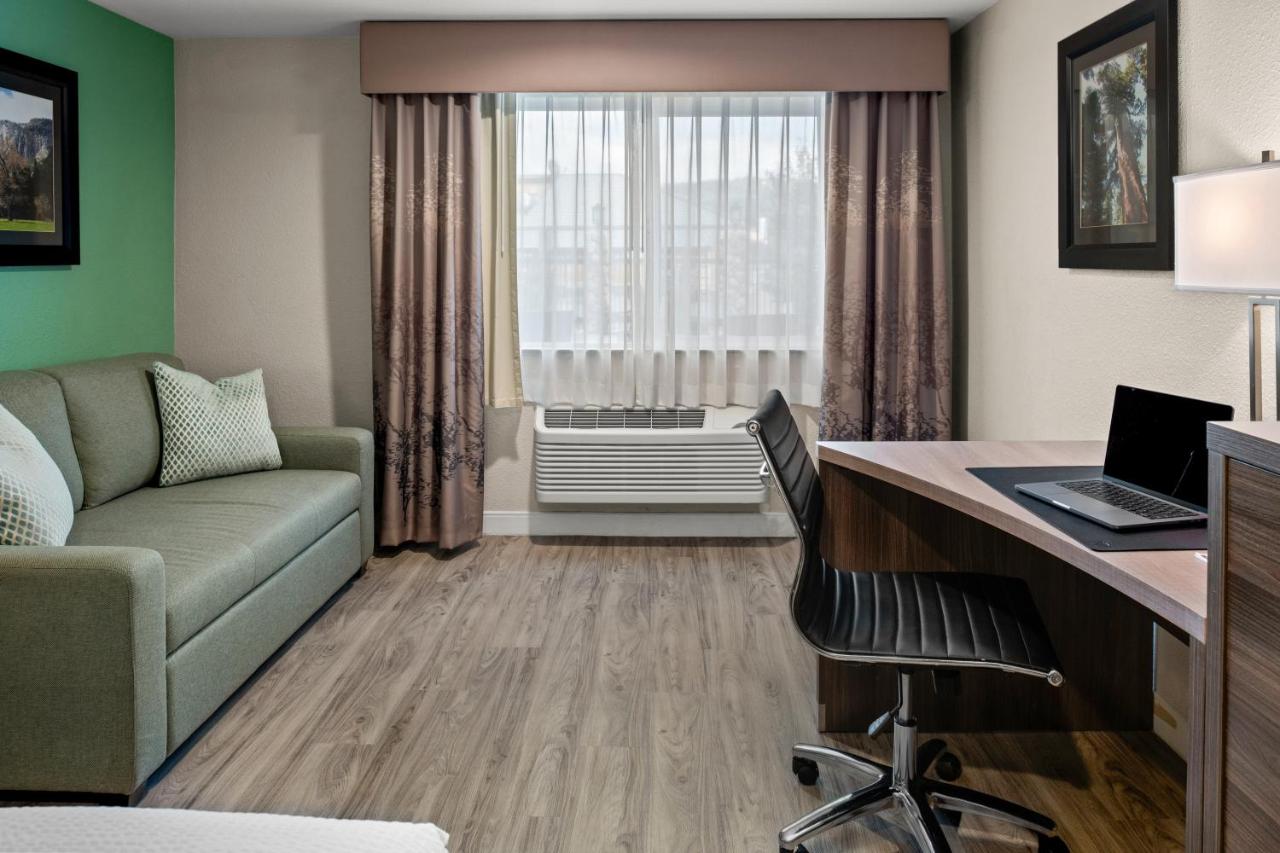 King Mini Suite at Yosemite Southgate Hotel & Suites