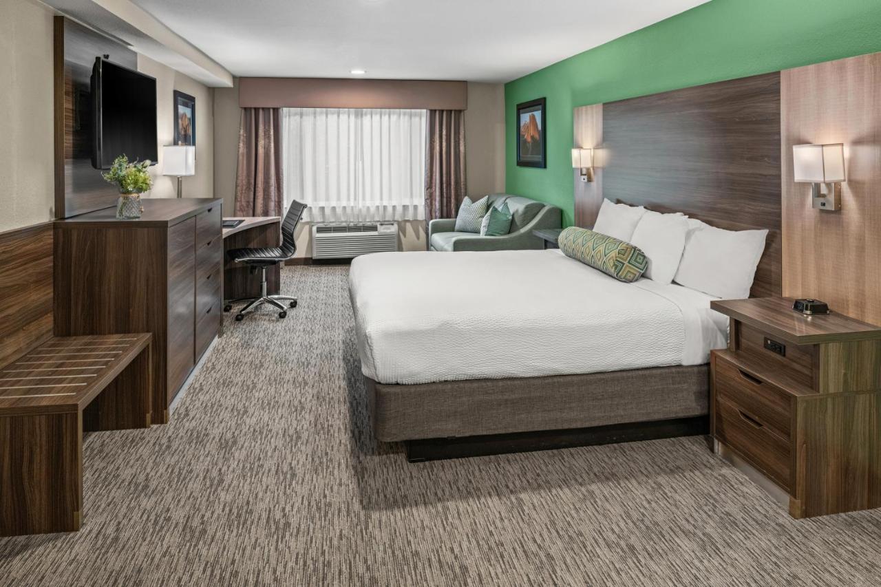 King Mini Suite at Yosemite Southgate Hotel & Suites