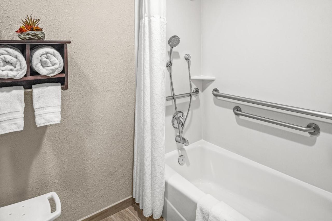 Queen Room with Two Queen Beds - Disability Access at Yosemite Southgate Hotel & Suites