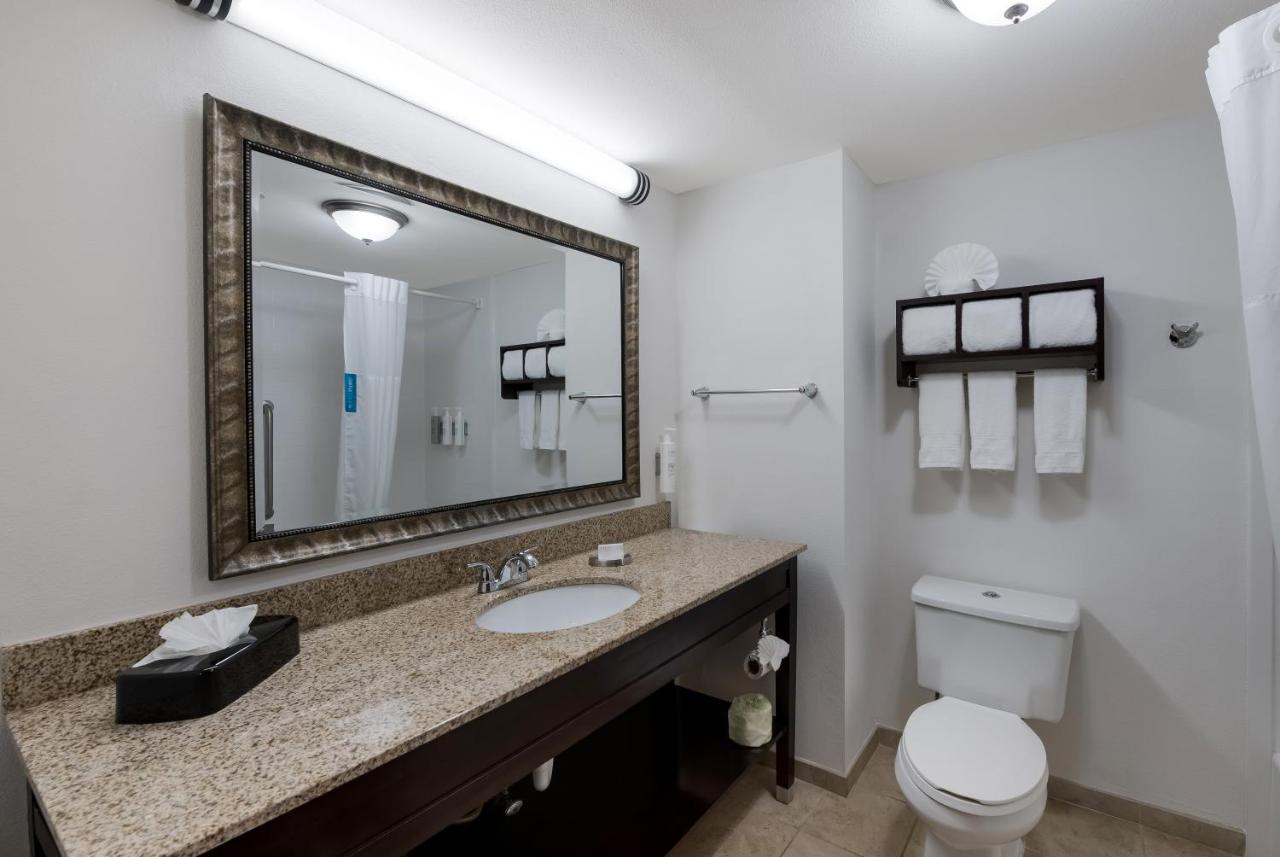 Deluxe King Room at Hampton Inn Marshall