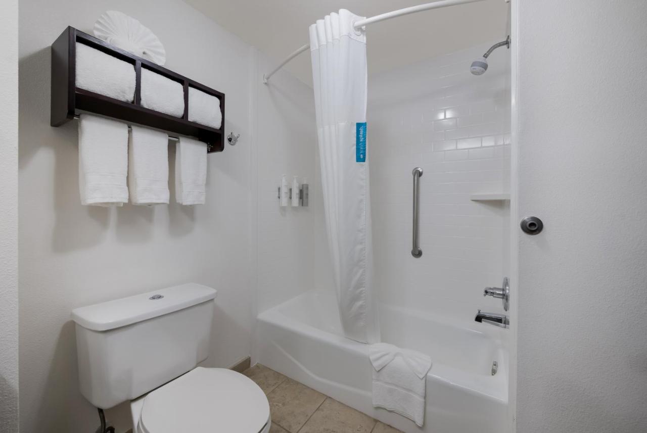 Deluxe King Room at Hampton Inn Marshall