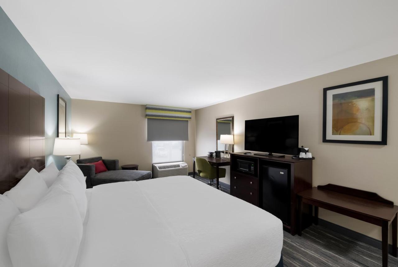 King Room with Walk-in Shower - Non-Smoking at Hampton Inn Marshall
