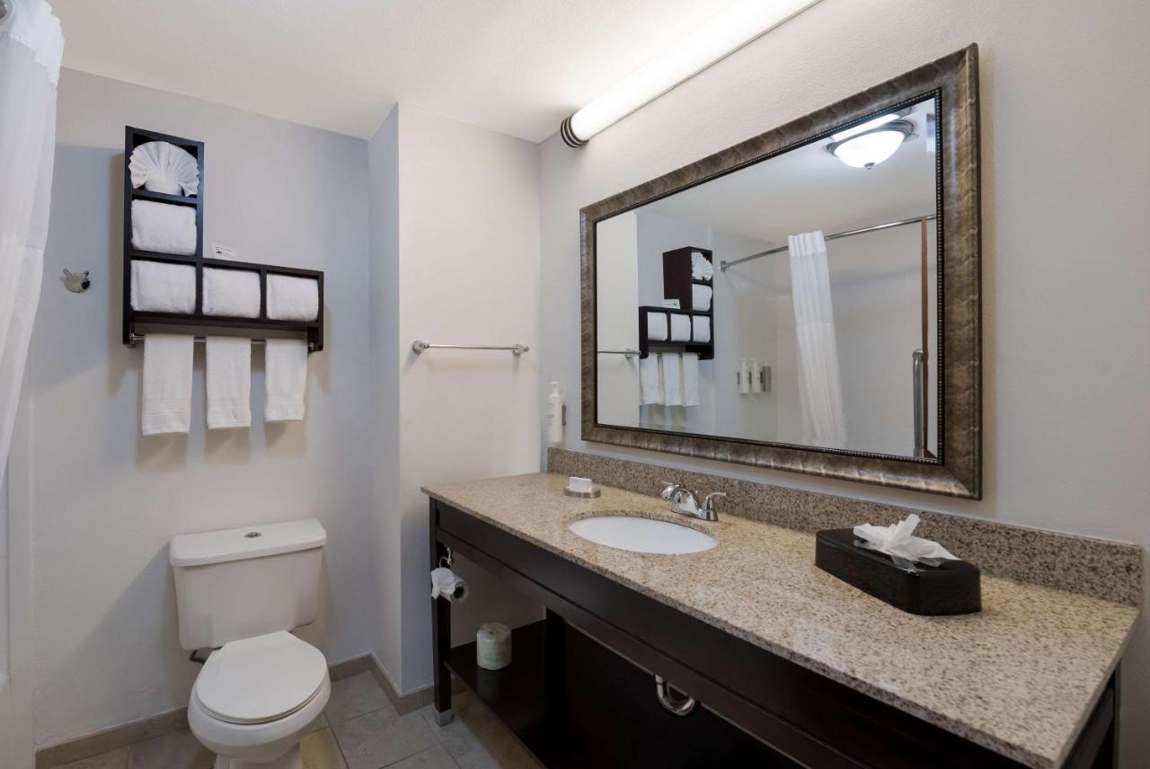 Queen Room with Two Queen Beds - Non-Smoking at Hampton Inn Marshall
