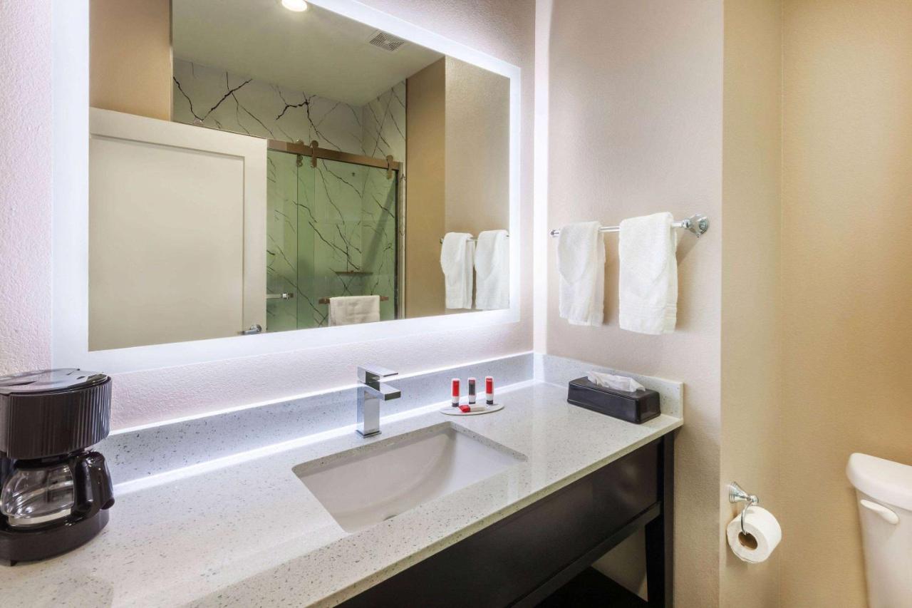 | Super 8 by Wyndham Kingwood Houston North