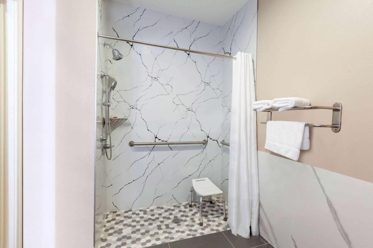 | Super 8 by Wyndham Kingwood Houston North