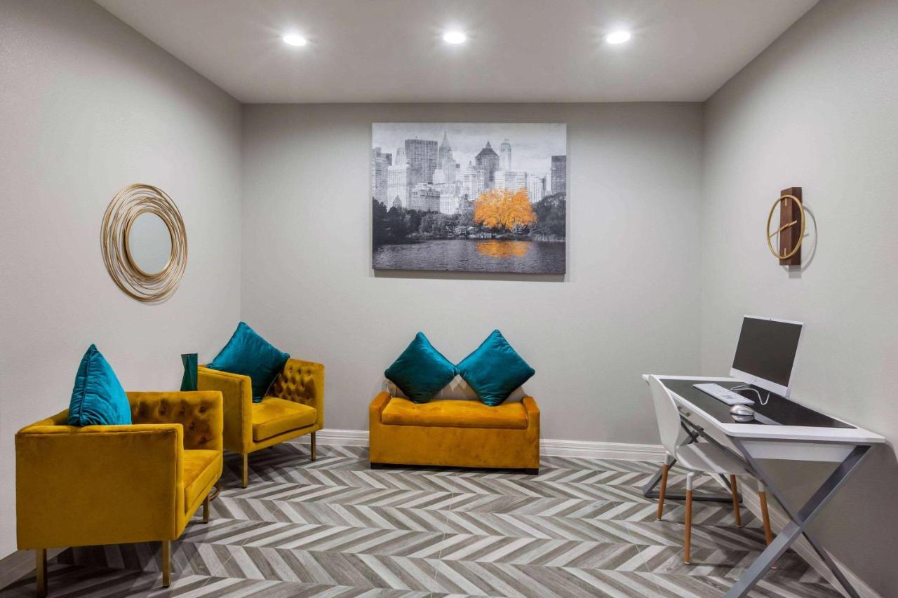 | Super 8 by Wyndham Kingwood Houston North