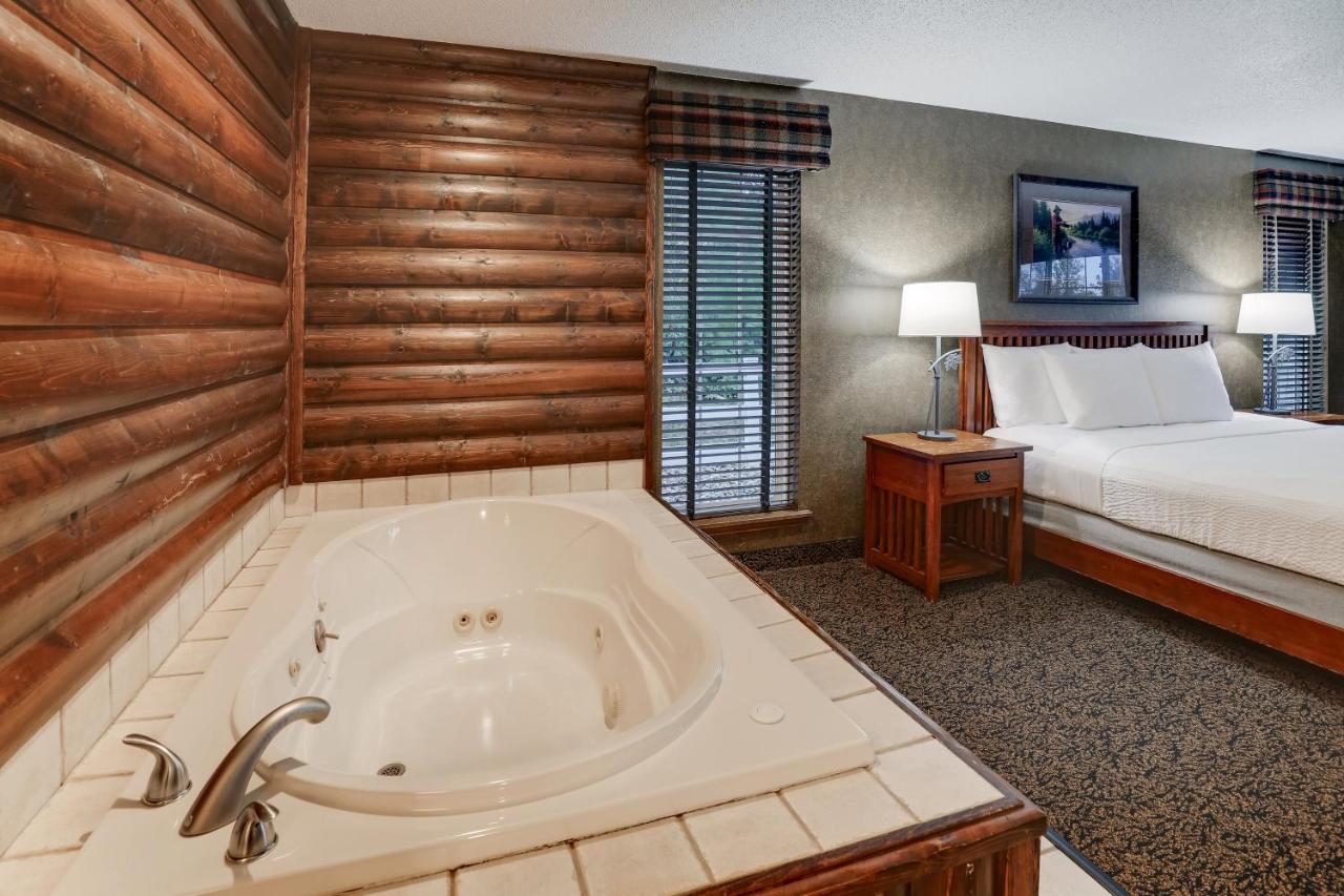 Superior Suite at Stoney Creek Hotel Des Moines - Johnston
